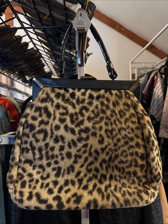 Handbags - Vintage handbag faux fur cheetah leopard print. Top handle and clasp closure